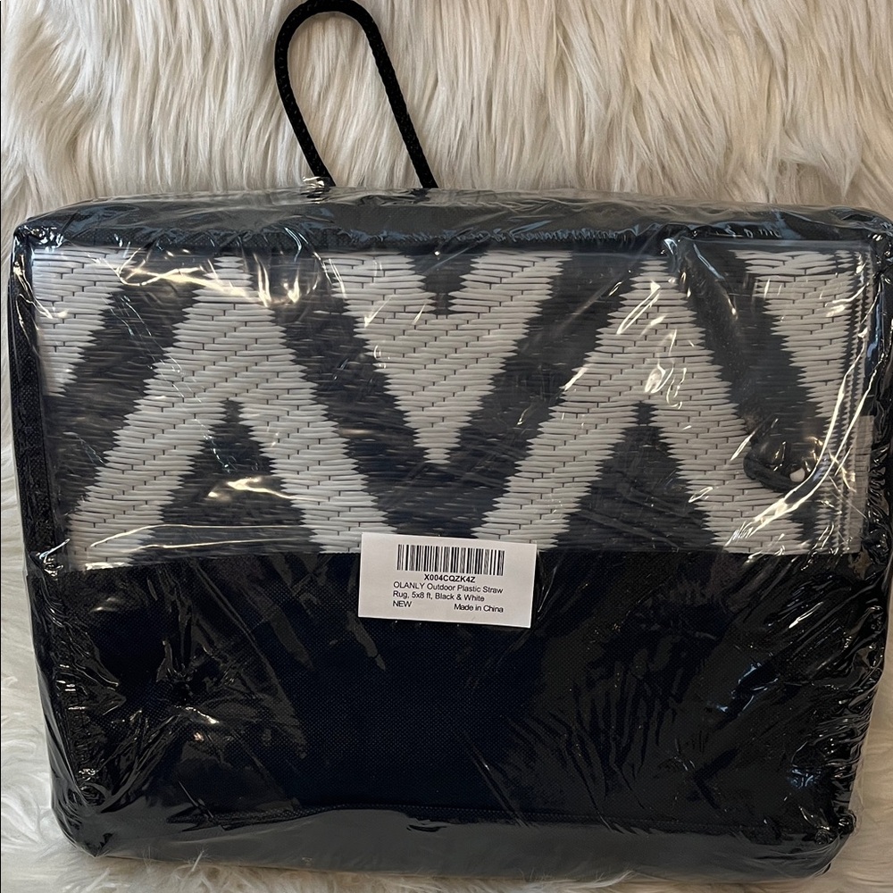 NWT Outdoor Rug Plastic Straw 5x8 ft Black & White (OLANLY)